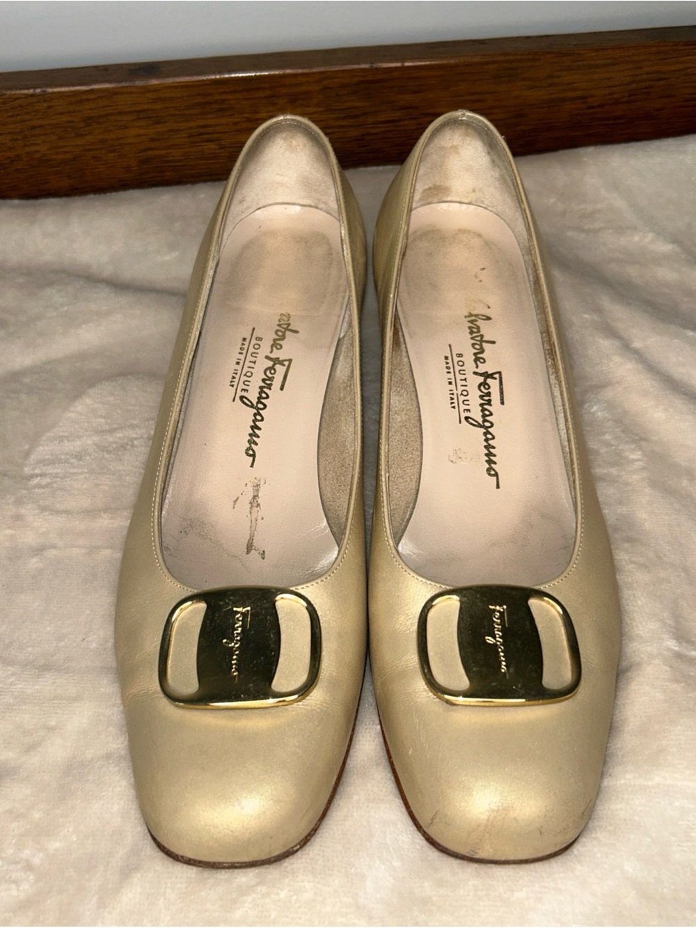 Salvatore Ferragamo Women's Gold Leather Pump with Signature Buckle sz8.5